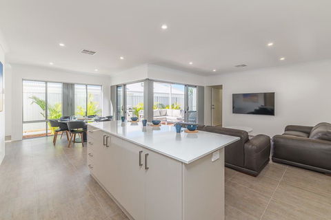 Karrinyup Waters Luxury House Rental - Hotel VIC 13