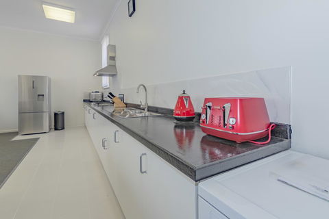 4 Bedroom House - Hobart CBD - Free Parking - Free WIFI - Hotel VIC 2