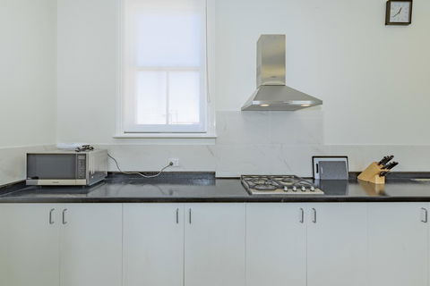 4 Bedroom House - Hobart CBD - Free Parking - Free WIFI - Hotel VIC 8