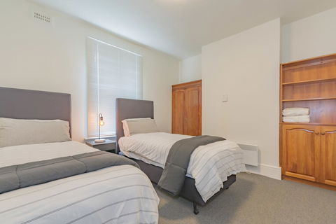 4 Bedroom House - Hobart CBD - Free Parking - Free WIFI - Hotel VIC 1