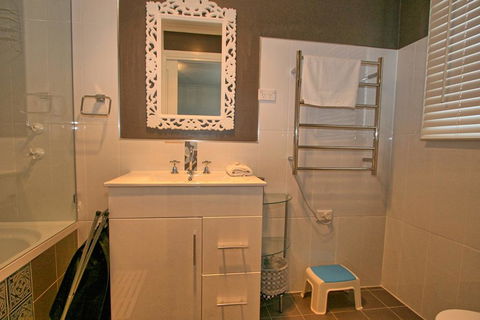 Oak & Barrel / 7 Twynam Street - Hotel VIC 3