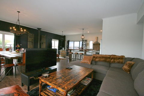 Oak & Barrel / 7 Twynam Street - Hotel VIC 0