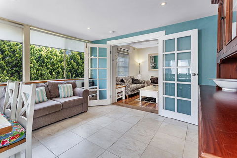 Oscars Pet Friendly Beach House, 14 Tomaree Road - Hotel VIC 3