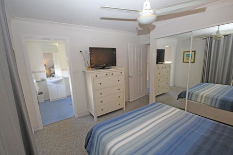 Paradise Waters - No. 13 - Hotel VIC 1