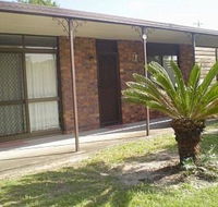 Pet friendly lowset home with room for a boat Wattle Ave Bongaree - Hotel VIC
