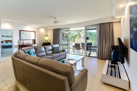 POINCIANA 101 HAMILTON ISLAND CENTRALLY LOCATED 3 BEDROOM, Plus BUGGY!! - Hotel VIC 2