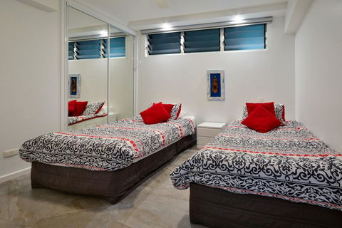 POINCIANA 101 HAMILTON ISLAND CENTRALLY LOCATED 3 BEDROOM, Plus BUGGY!! - Hotel VIC 1