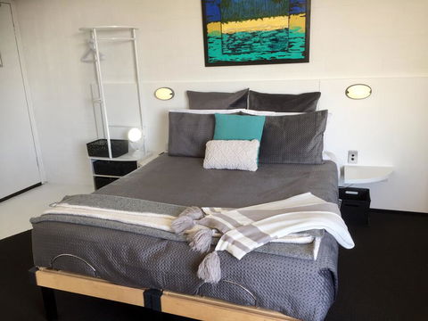 Ramada Resort Studio Split Queen Electric Adjustable Bed - Hotel VIC 1