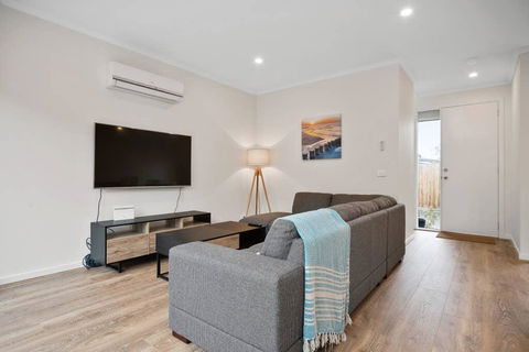 Sleek, Modern Capel Sound! - Hotel VIC 3
