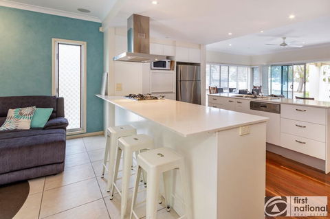 Stunning Waterfront Home With Pool - Sylvan Beach Esp, Bellara - Hotel VIC 3