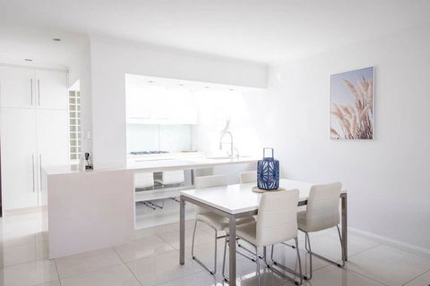 Stylish Executive Apartment With Balcony - Hotel VIC 2