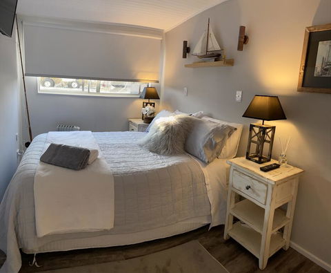 Swamp Fox Luxury 2BR Dutch Barge - Hotel VIC 1