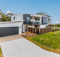 SWEEPING VIEWS - FREE WIFI  NETFLIX - PET FRIENDLY OUTSIDE ONLY