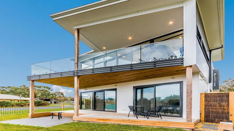 SWEEPING VIEWS - FREE WIFI & NETFLIX - PET FRIENDLY (OUTSIDE ONLY) - Hotel VIC 1