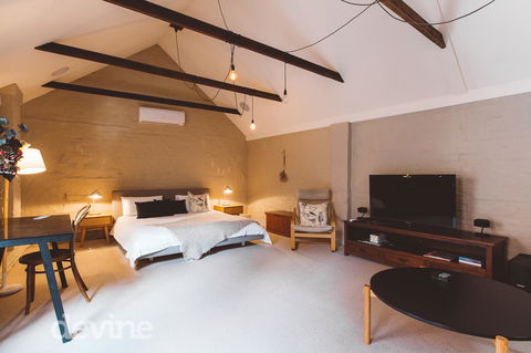 Devine Stays - Hayloft On ELizabeth - Hotel VIC 1