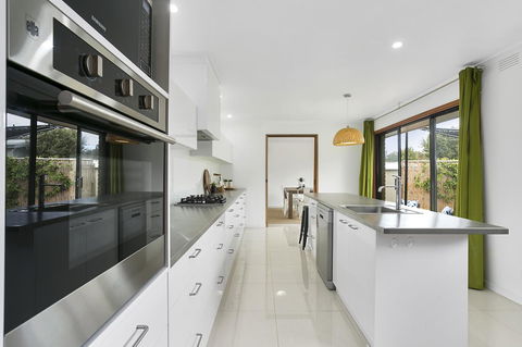 Fairhills - NEW LISTING, Beautifully Styled - Hotel VIC 2