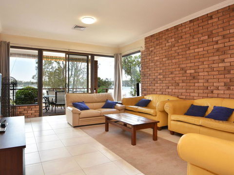 The House On The Lake @ Fishing Point, Lake Macquarie - Honestly Put The Line In And Catch Fish - Hotel VIC 3