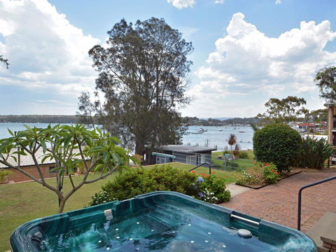 The House On The Lake @ Fishing Point, Lake Macquarie - Honestly Put The Line In And Catch Fish - Hotel VIC 1