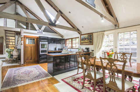 The Stone On The Hill - 3 Bedroom House - Hotel VIC 2