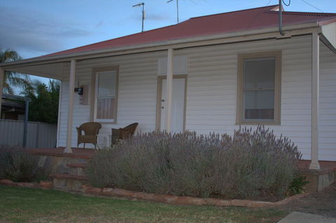 The Yellow Daisy - Hotel VIC 1