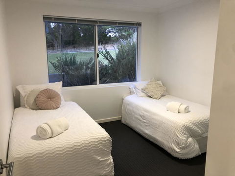 Three Bedroom, Two Bathroom Family Home - Hotel VIC 3