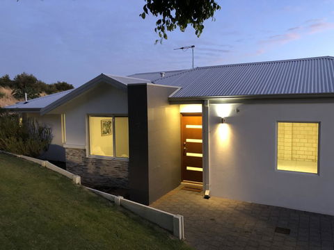 Three Bedroom, Two Bathroom Family Home - Hotel VIC 0