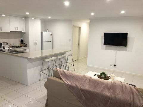 Three Bedroom, Two Bathroom Family Home - Hotel VIC 1