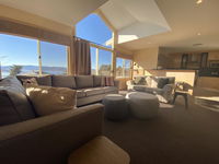 Torino 6 - Lake Jindabyne  Snowy Mountain Views