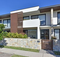 Villa Catania Waterside at Trinity Point - Hotel VIC