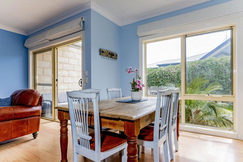 WALKIN ON SUNSHINE - STROLL TO BEACH BREAK - Hotel VIC 1