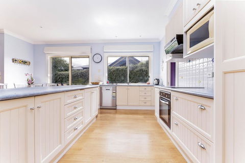 WALKIN ON SUNSHINE - STROLL TO BEACH BREAK - Hotel VIC 2