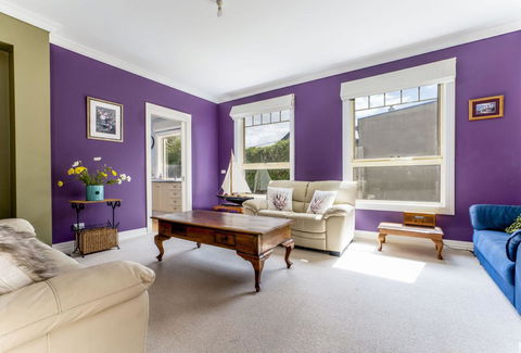 WALKIN ON SUNSHINE - STROLL TO BEACH BREAK - Hotel VIC 3