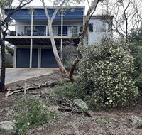 Elevated Holiday House Overlooks Tranquil Wetlands - Hotel VIC