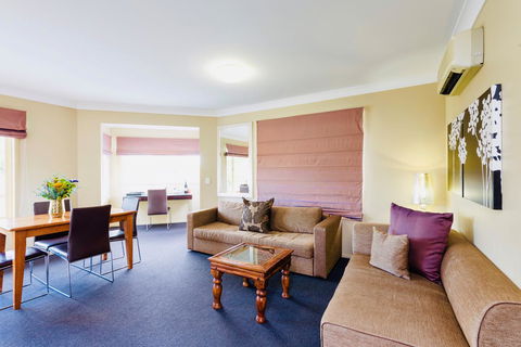 Ambassador On Ruthven - Hotel VIC 28