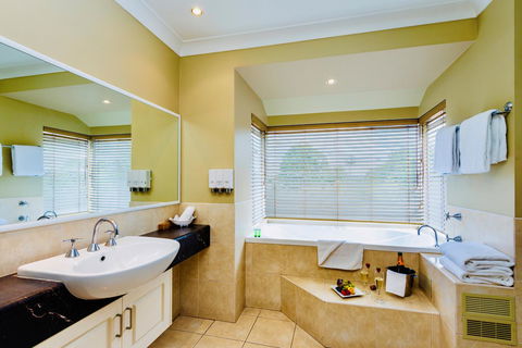Ambassador On Ruthven - Hotel VIC 21