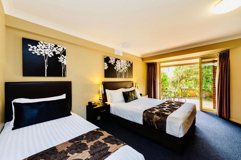 Ambassador On Ruthven - Hotel VIC 1