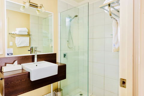 Ambassador On Ruthven - Hotel VIC 23