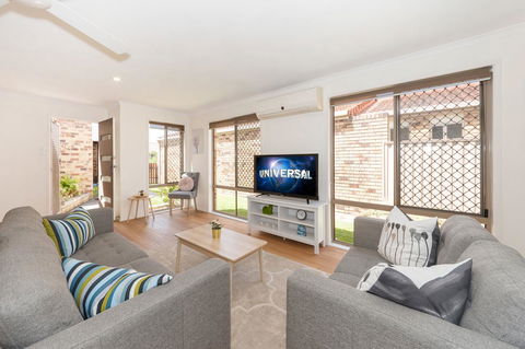 Waterfront Theme Park Getaway - Hotel VIC 1