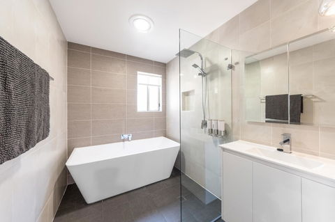 Waterfront Theme Park Getaway - Hotel VIC 11