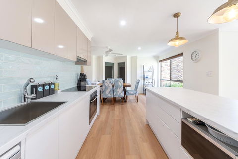 Waterfront Theme Park Getaway - Hotel VIC 4