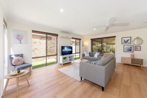 Waterfront Theme Park Getaway - Hotel VIC 2