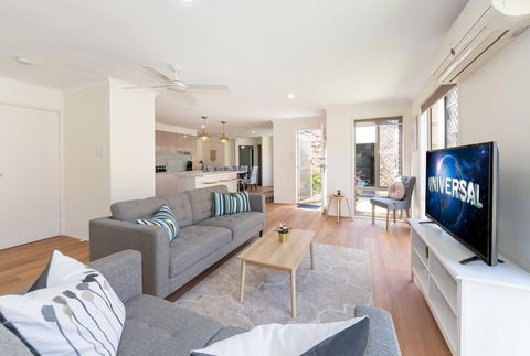 Waterfront Theme Park Getaway - Hotel VIC 3