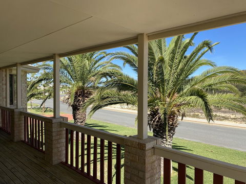 Whispering Palms - Hotel VIC 1