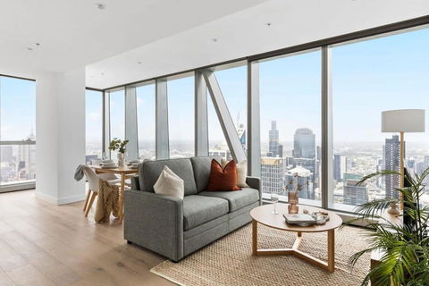 A Chic 2BR Apt With Panoramic Views FREE Parking - Hotel VIC 1