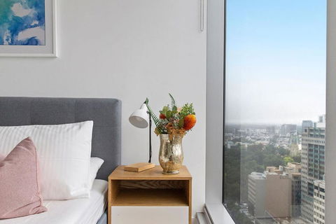 A Chic & Lovely 2BR Apt CBD With City Views - Hotel VIC 1