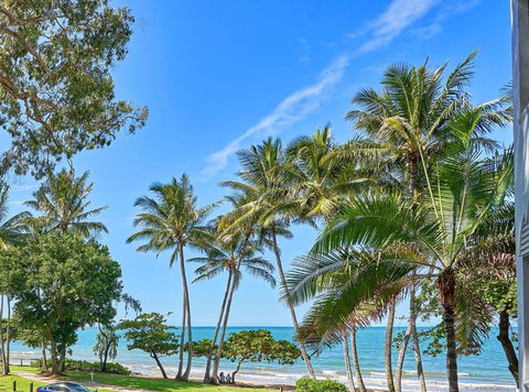 Absolute Beachfront 2 Bedroom Apartment Alassio Palm Cove - Hotel VIC 3