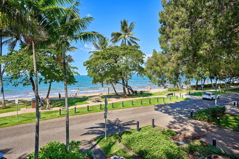 Absolute Beachfront 2 Bedroom Apartment Alassio Palm Cove - Hotel VIC 0