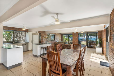 Bribie Beach House - Hotel VIC 9