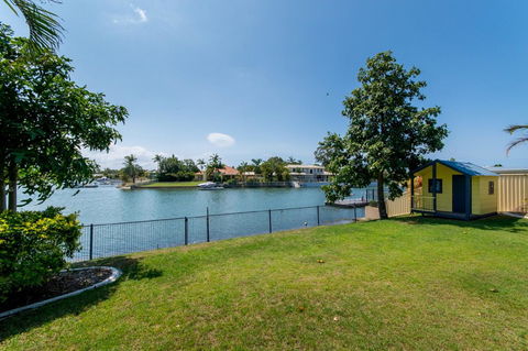 Lowset Home On The Canal - Dolphin Dr, Bongaree - Hotel VIC 10