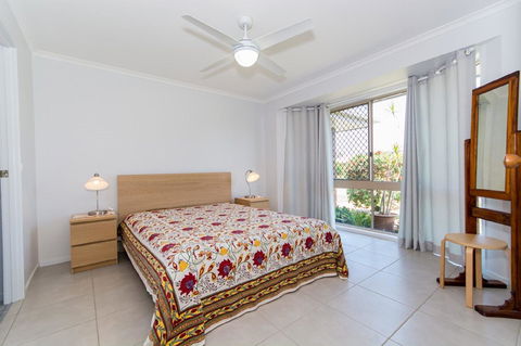 Lowset Home On The Canal - Dolphin Dr, Bongaree - Hotel VIC 9